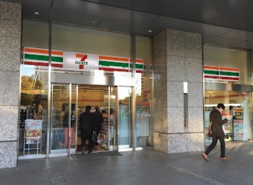 コンビニ　セブン－イレブン港区海岸１丁目店（コンビニ）まで421m