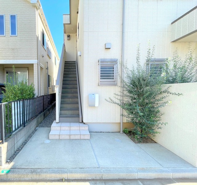 エントランス　★階段下に駐輪場、無料でおけます★