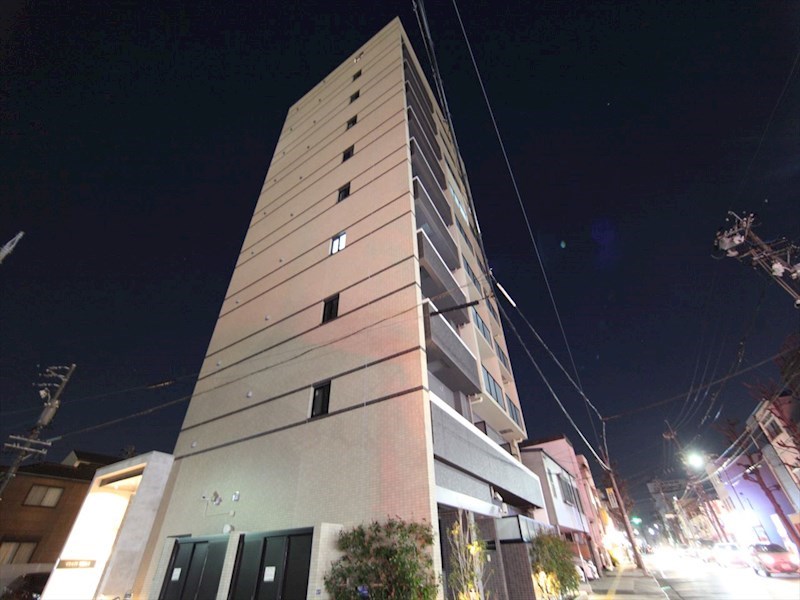 建物外観　外観　オートロック　防犯カメラ付　敷地内平面駐車場