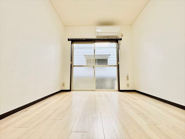 居室・リビング　同一建物内１０７号室内装写真転載