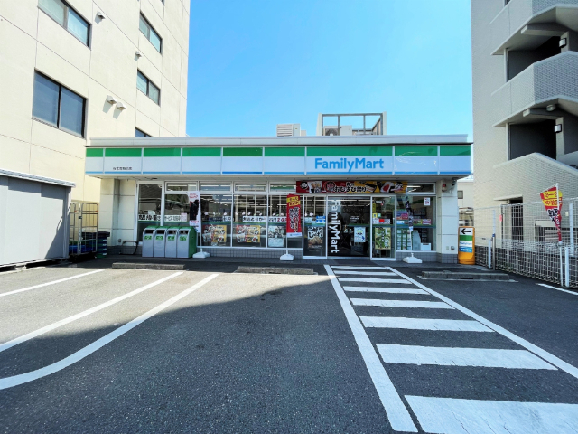 コンビニ　ファミリーマート（コンビニ）まで300m