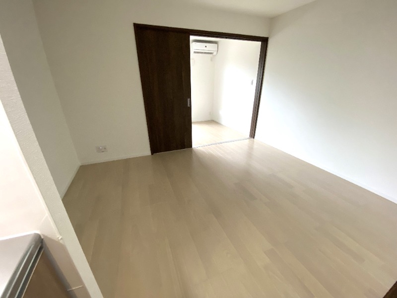 居室・リビング　白を基調にした明るいお部屋です。