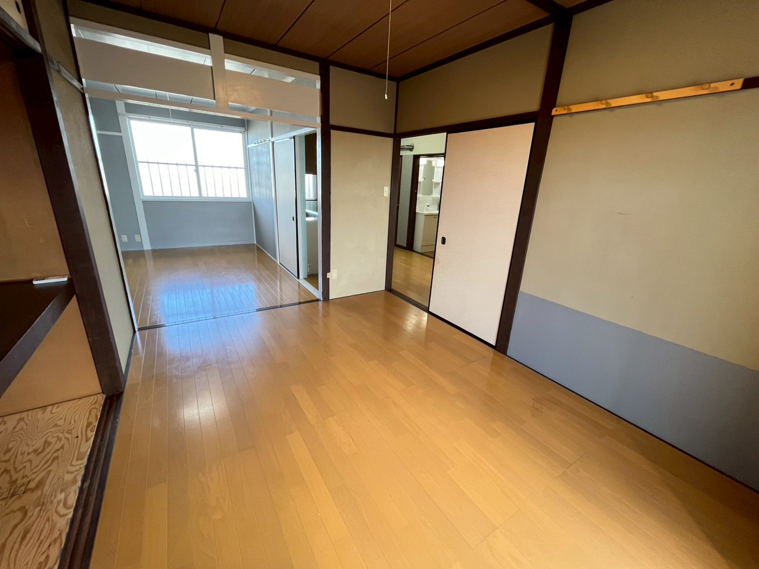 居室・リビング　サンルーム側から見たお部屋の様子です