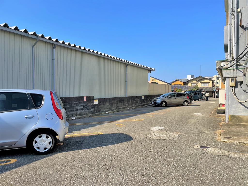 駐車場　専用駐車場があるので安心