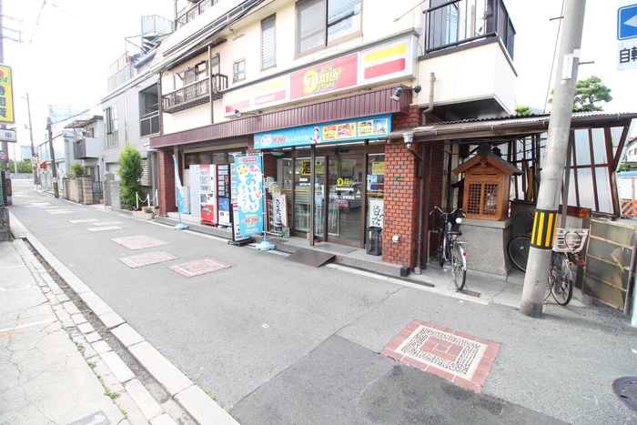 コンビニ　ニューデイリーヤマザキ（コンビニ）まで240m