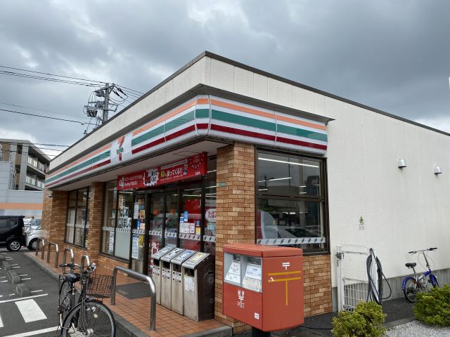 コンビニ　セブンイレブン（コンビニ）まで560m