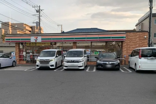 コンビニ　セブンイレブン（コンビニ）まで762m