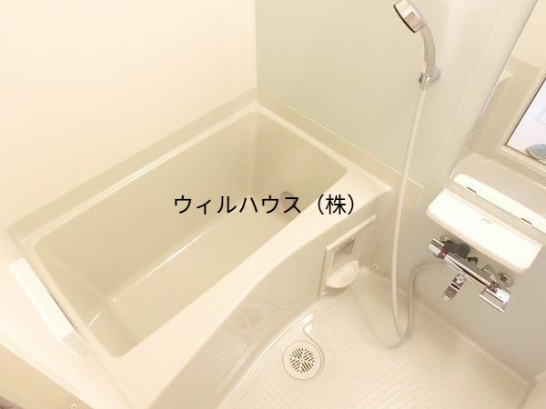 バス・シャワールーム　浴室乾燥機、追い焚き機能付きバス！