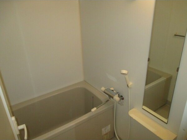 バス・シャワールーム　※写真は同じマンションの違う部屋のものになります。
