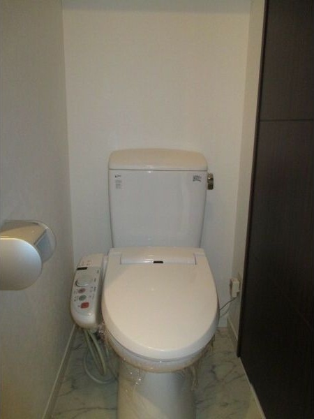 トイレ　※写真は同じマンションの違う部屋のものになります。