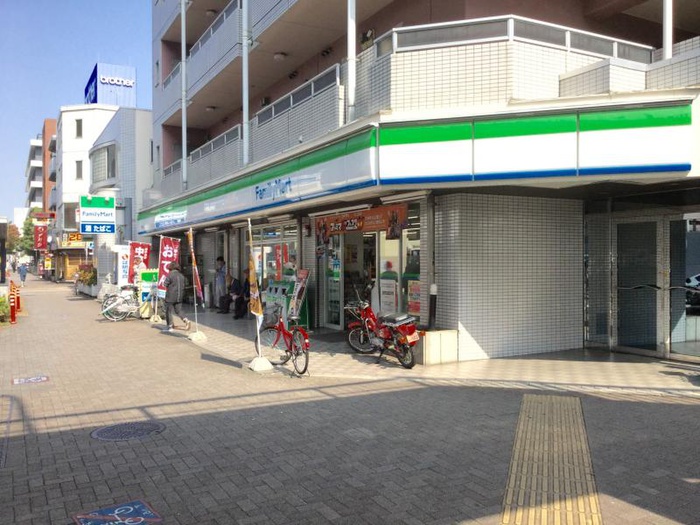 コンビニ　ファミリーマート（コンビニ）まで322m