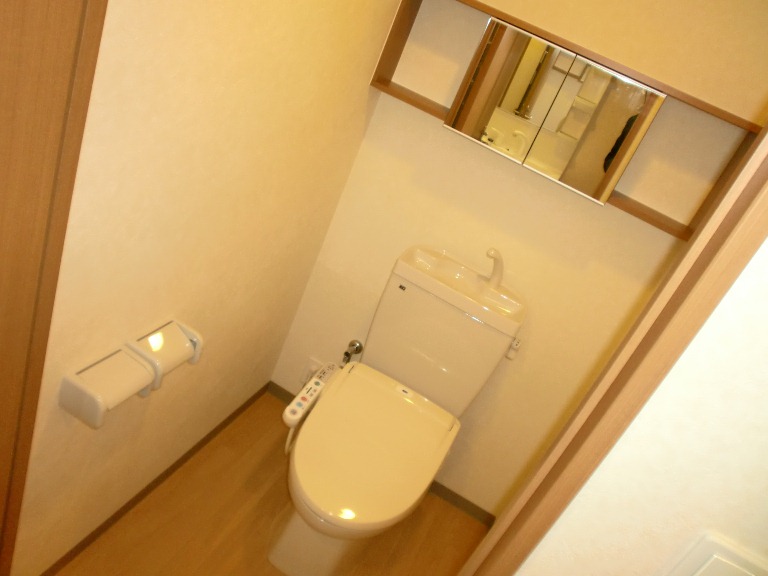 トイレ　暖房便座ついてます。