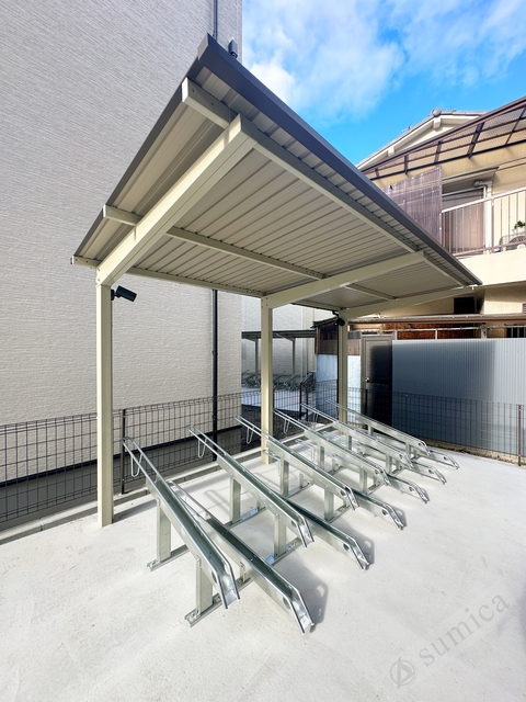 その他共有部分　屋根付き駐輪場。大事な自転車も雨でも安心♪