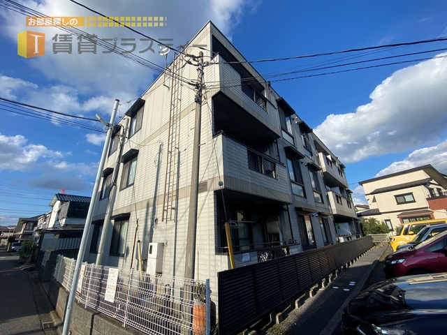 建物外観　前面が駐車場で日当たりは大丈夫そうですね。