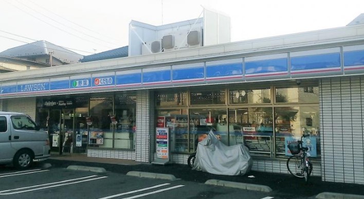 コンビニ　ローソン 鶴見市場店（コンビニ）まで15m