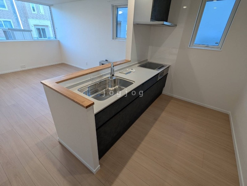 キッチン　シンクも広く横幅も広い為、使用しやすいキッチンとなっています