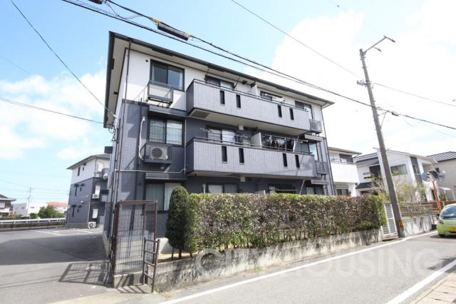 ファミール三軒屋 B棟の外観写真