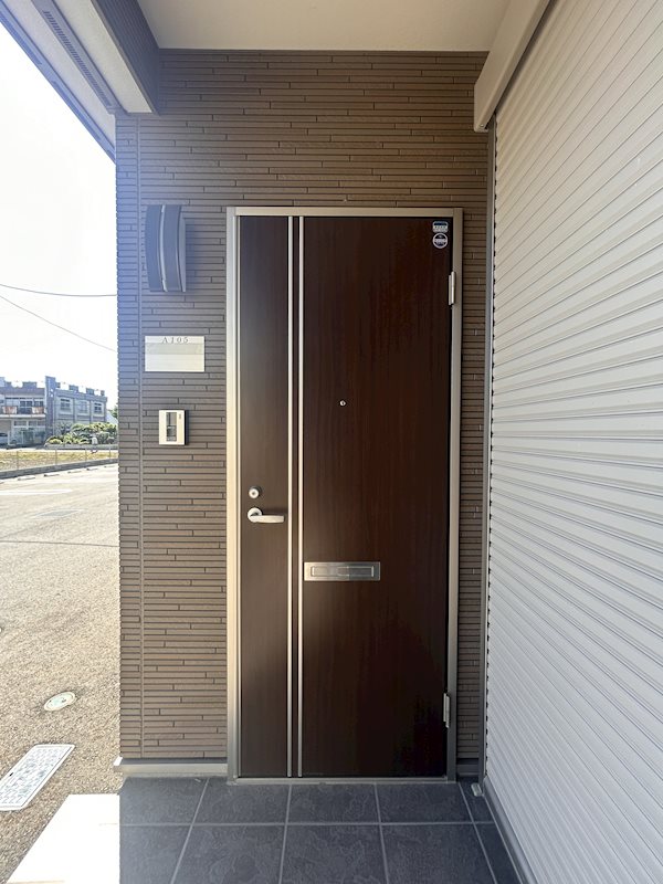 玄関　小窓付きで明るい玄関です。L字型でプライバシーに配慮。シュー