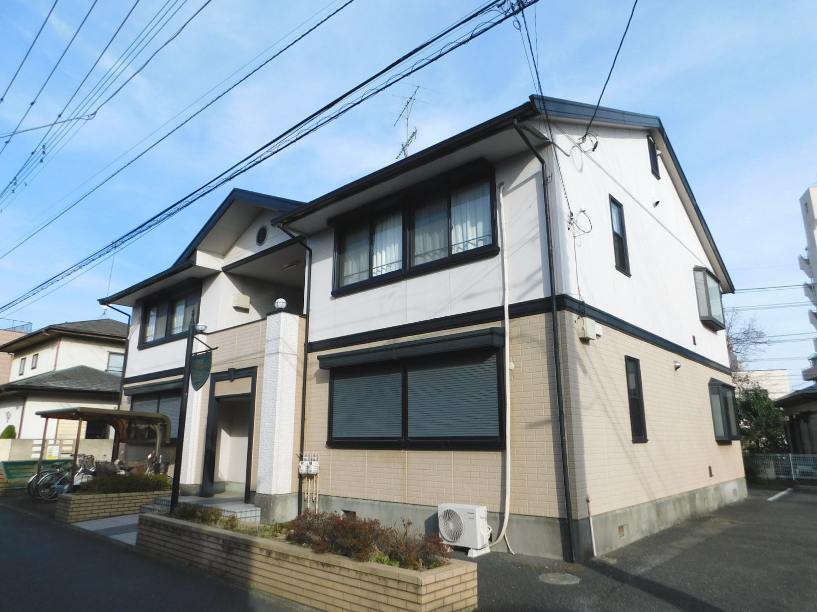 建物外観　１階角部屋（写真左奥のお部屋です）