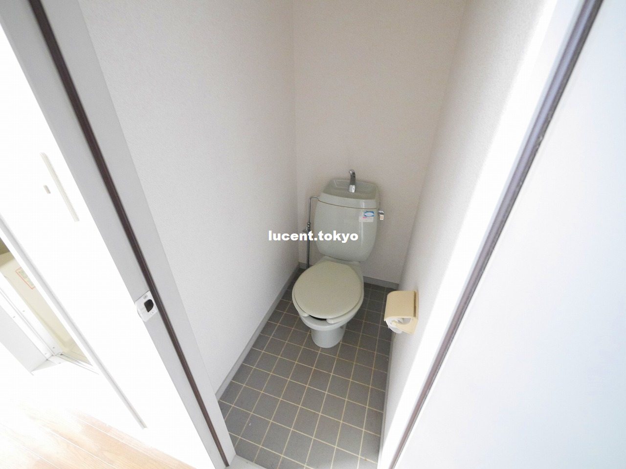 都営三田線 千石駅 徒歩8分 2階建 築33年のトイレ写真