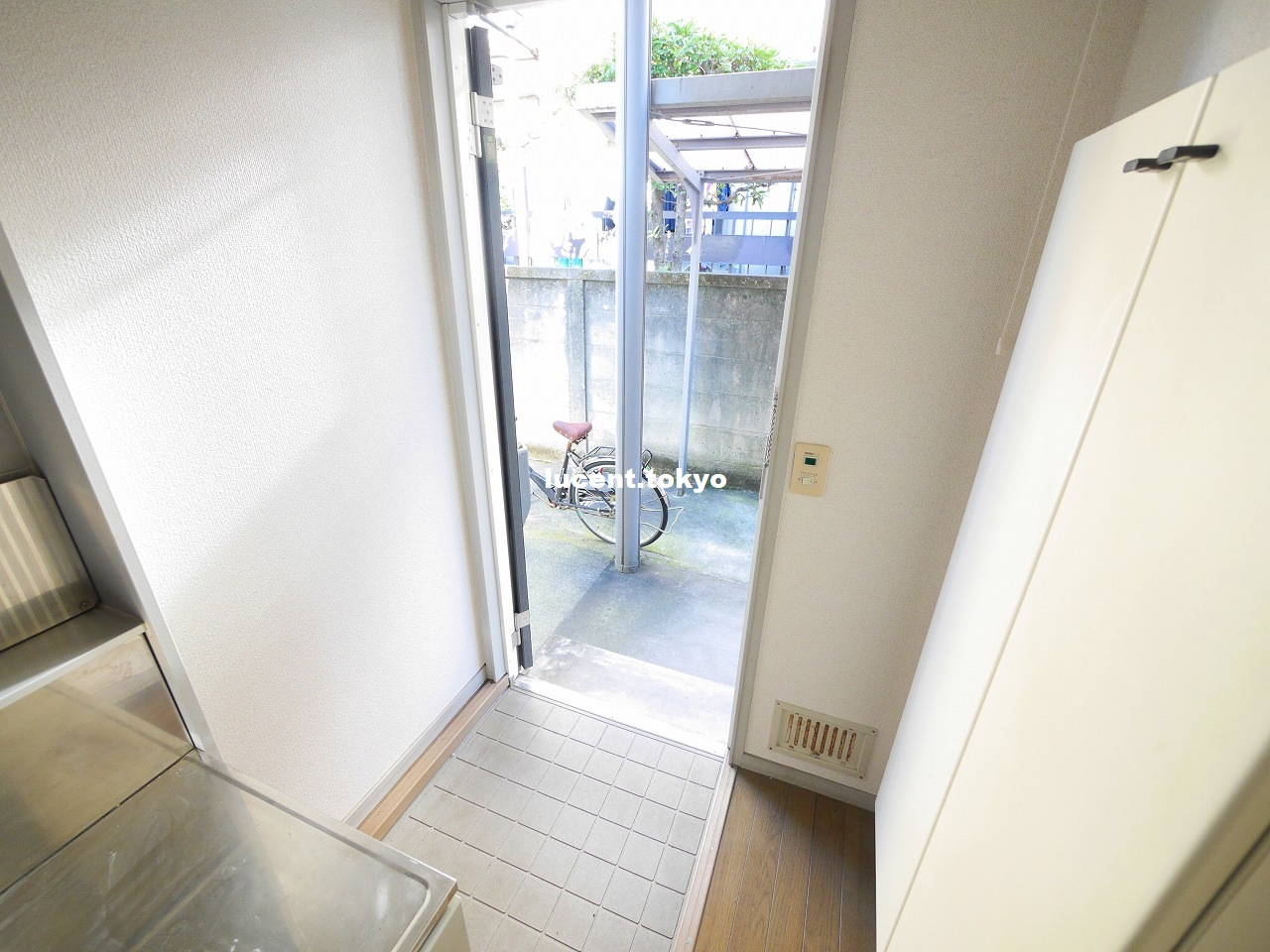 都営三田線 千石駅 徒歩8分 2階建 築33年の玄関写真