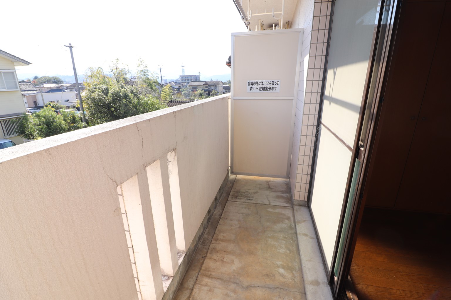 バルコニー　明るいベランダ