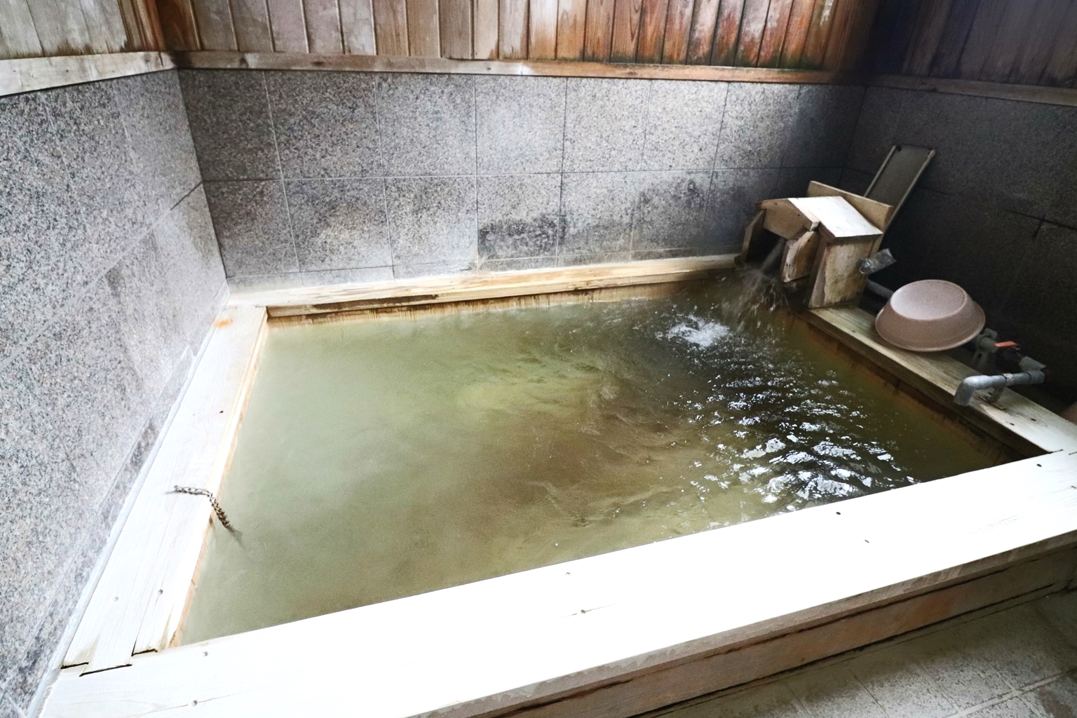 その他設備　温泉浴場付き！マンションのすぐ隣にあります