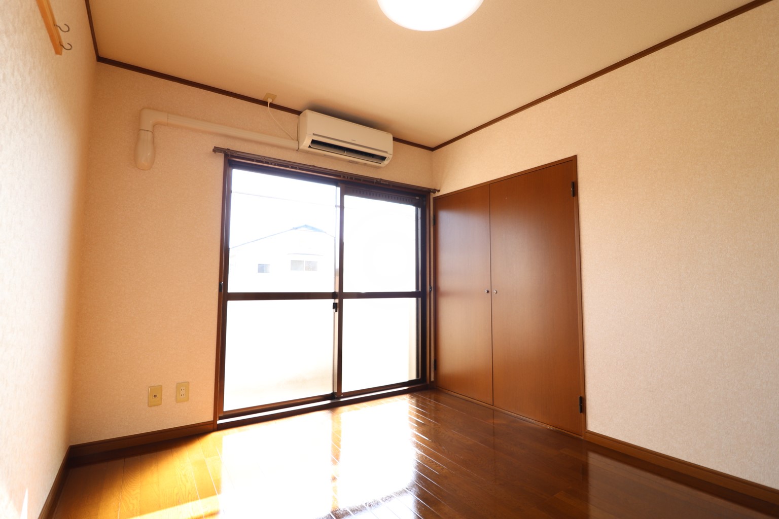 居室・リビング　ベランダ側の６帖の洋室