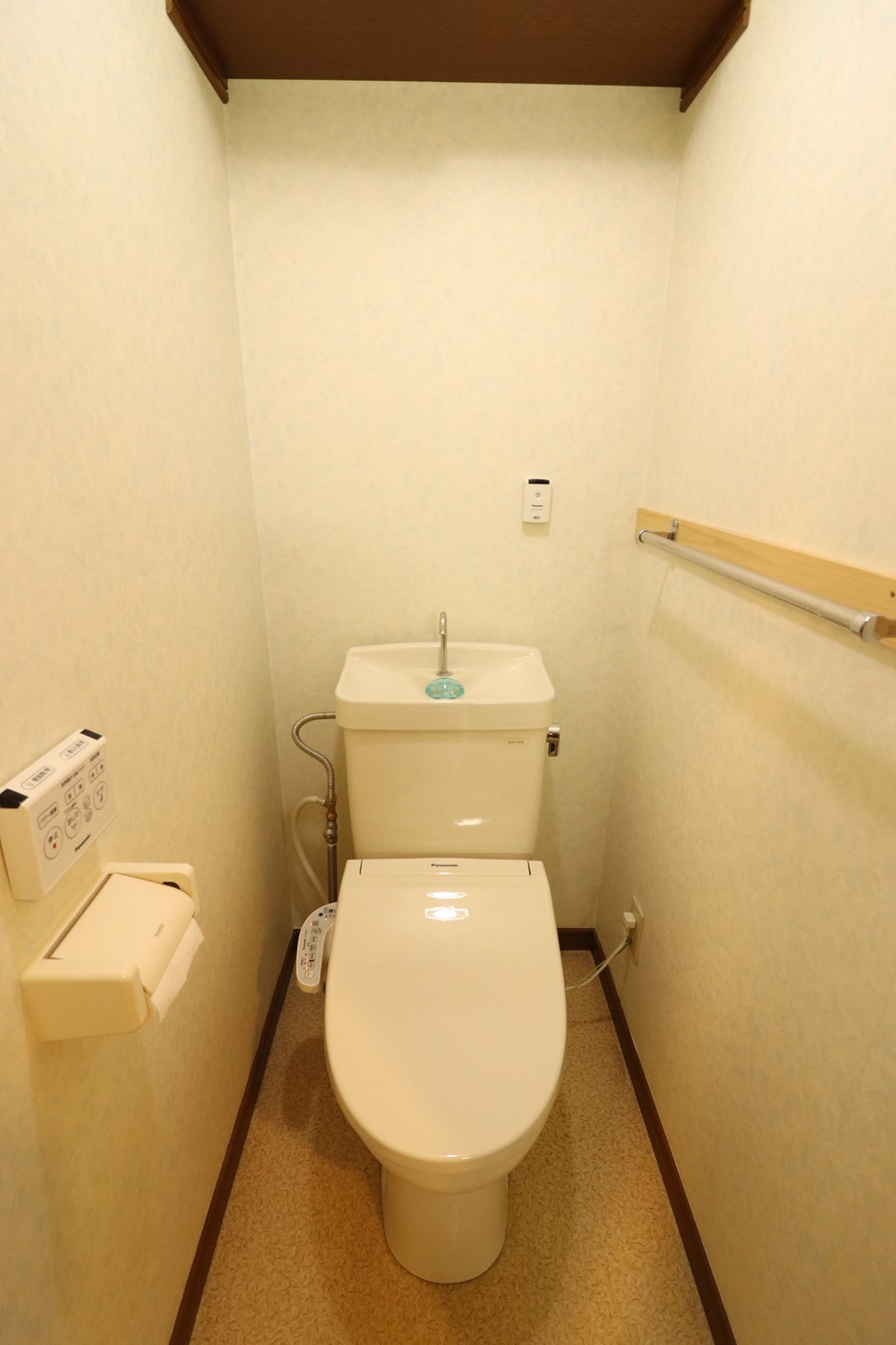 トイレ　温水洗浄便座付きトイレ