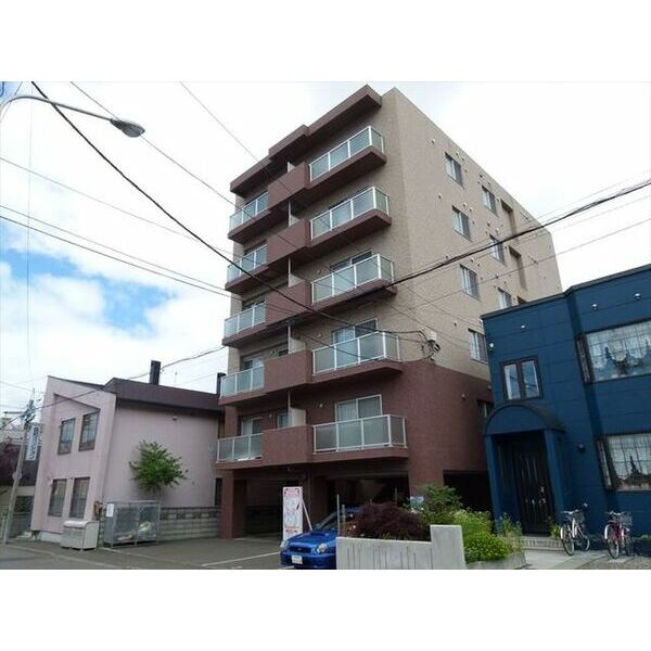 【札幌市中央区南十三条西のマンションの建物外観】