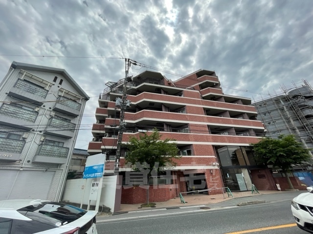 【京都市伏見区向島本丸町のマンションの建物外観】