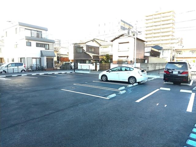 【松山市木屋町のアパートの駐車場】