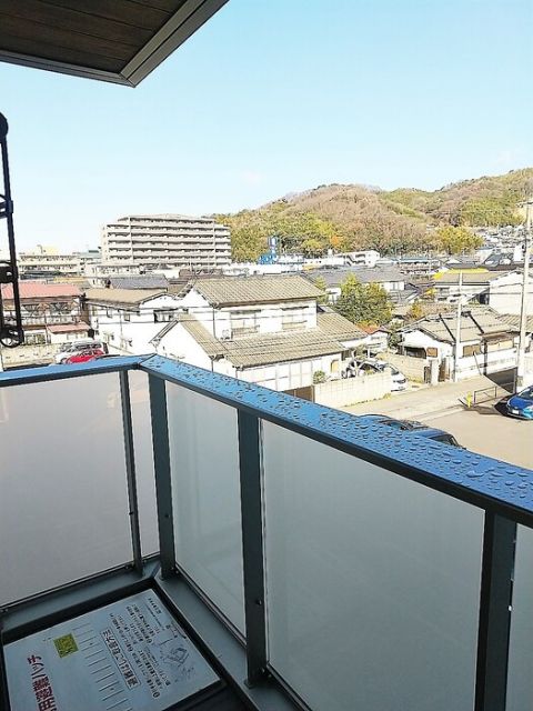 【松山市木屋町のアパートのバルコニー】