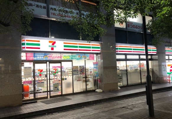 コンビニ　セブンイレブン横浜仲町台駅前店（コンビニ）まで359m