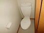 トイレ　白く清潔なトイレです。