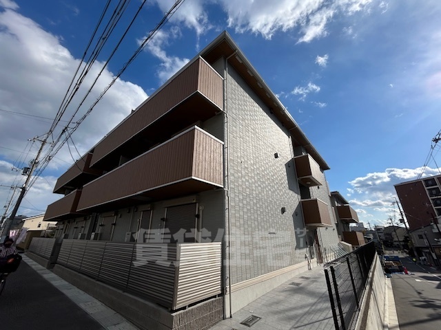 京都市右京区西京極殿田町のアパートの建物外観