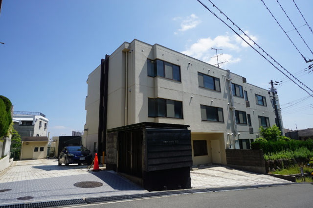 【吹田市円山町のマンションの建物外観】