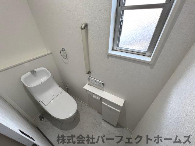 トイレ　落ち着いた色調のトイレです