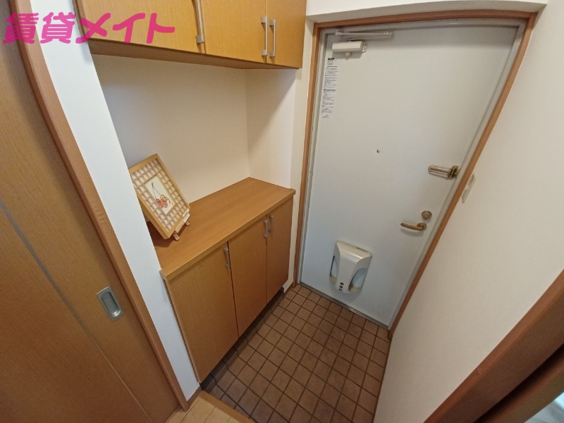 玄関　同物件別部屋写真