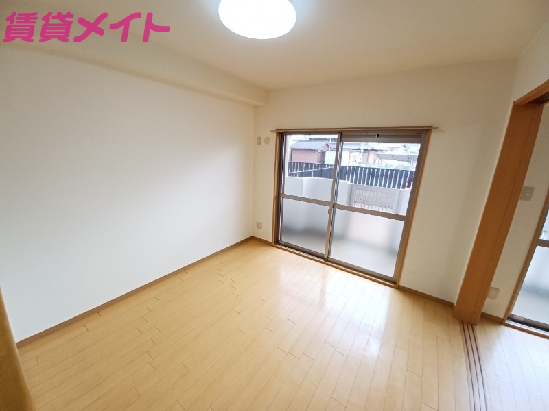 居室・リビング　同物件別部屋写真