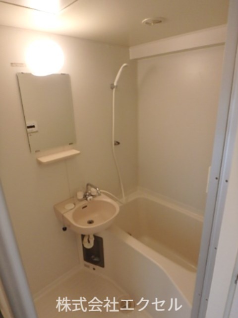 洗面設備　鏡付きの洗面台です。