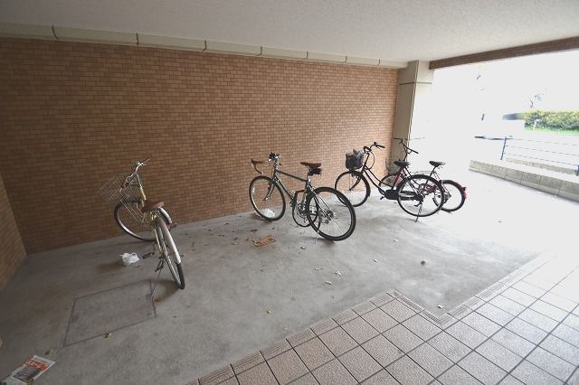 エントランス　屋根付き駐輪場♪