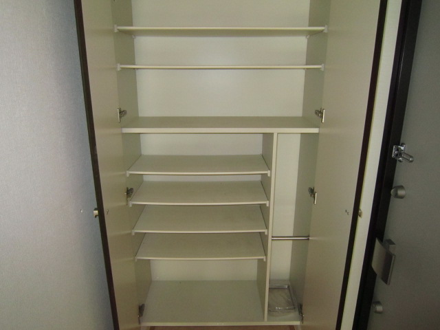 玄関　※写真は別のお部屋です。現況を優先させて頂きます。