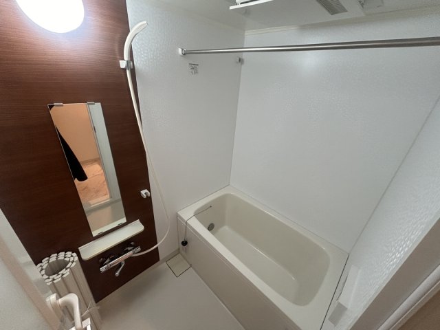 バス・シャワールーム　浴室暖房乾燥機がついており、雨の日でも気にせず洗濯ができます