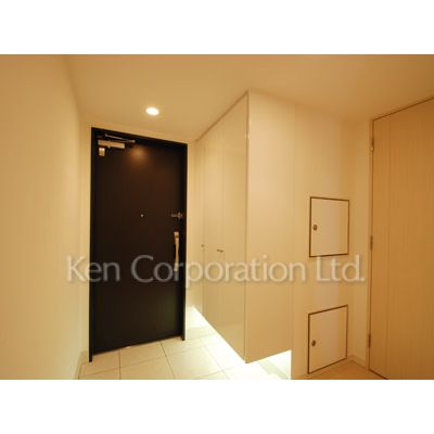 玄関　同タイプ11階のお部屋を撮影。仕様が異なることがあります。