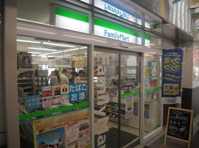 コンビニ　ファミリーマート西葛西駅前店（コンビニ）まで483m