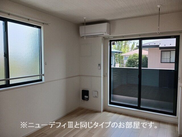 ヒカルサ西大宮の居間写真