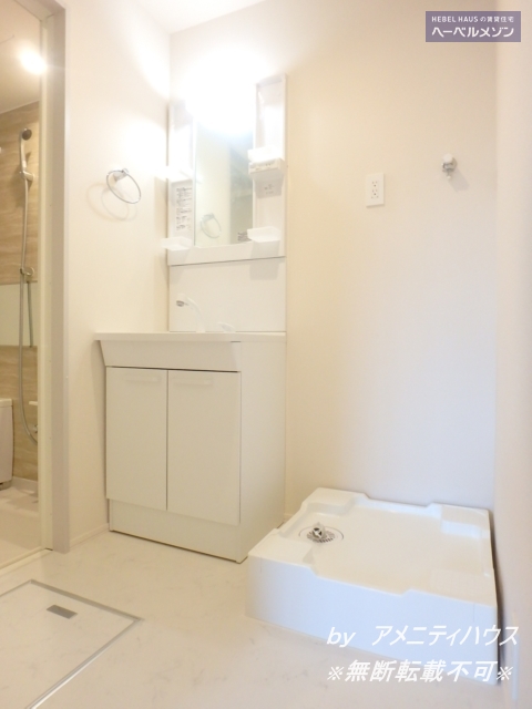 洗面設備　●朝の準備もラクラク　快適な独立洗面スペースあり。