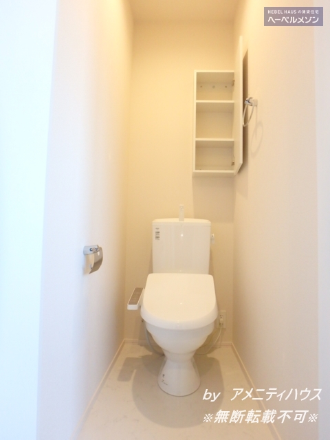 トイレ　●温水洗浄暖房便座付きの快適なトイレスペース。