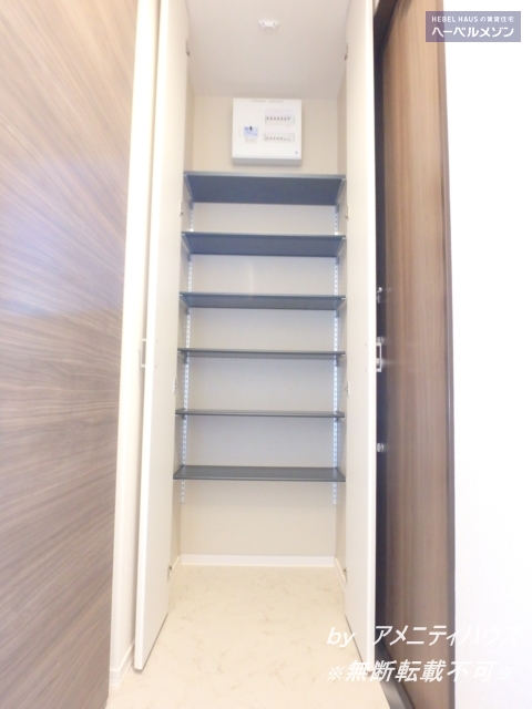 玄関　●マルチシューズクロークで、玄関回りもスッキリ。